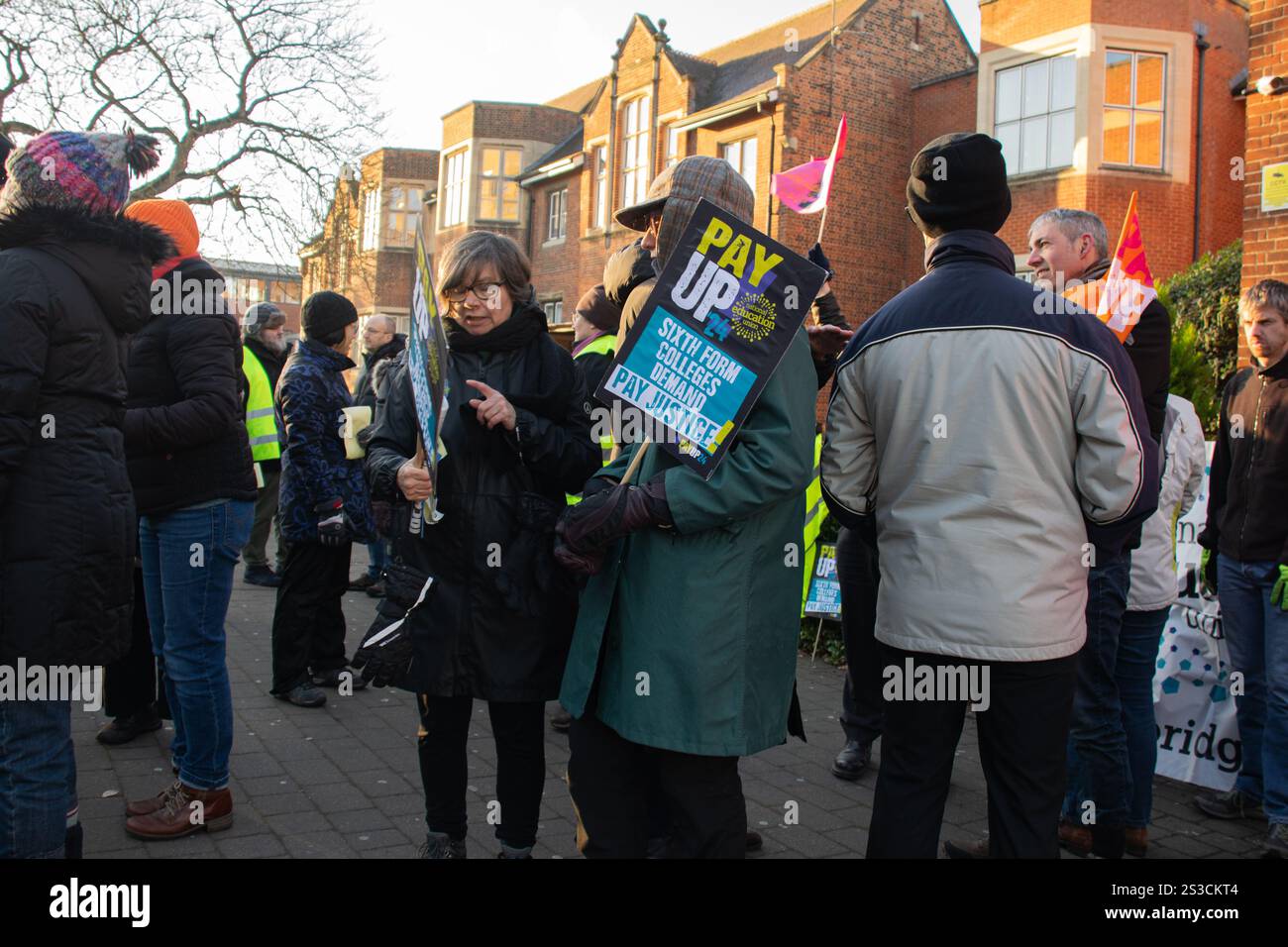 Cambridge, Großbritannien 09/01/2025 - Hills Road Sechste Form - Hills Road Teaching Staff Picket den Schuleingang in einer Woche von Maßnahmen der National Education Union wegen Lohnstreitigkeiten mit der Regierung. Quelle: Will Colebourne/Alamy Live News Stockfoto