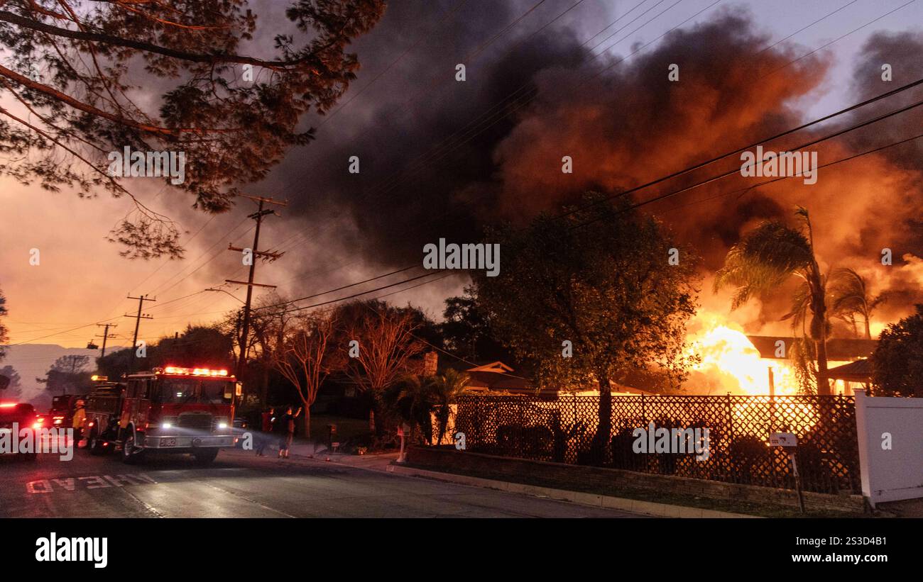 Altadena, Kalifornien, USA. Januar 2025. Ein Haus in der Nähe der Ecke Glenrose und Loma Alta Drive bricht in Flammen und schwarzem, schädlichem Rauch in der Wohngegend East Altadena, neben Pasadena in Los Angeles, Kalifornien: Es wurde durch Funken des Eaton Fire, benannt nach dem Eaton Canyon, einem beliebten Wanderziel in Los Angeles, völlig zerstört. Die Flammen wurden von den Hurrikanwinden von Santa Ana geschürt. Die meisten Häuser wurden dezimiert und Dutzende brennen immer noch in Flammen und schwelen. (Kreditbild: © Amy Katz/ZUMA Press Wire) NUR REDAKTIONELLE VERWENDUNG! Nicht Stockfoto
