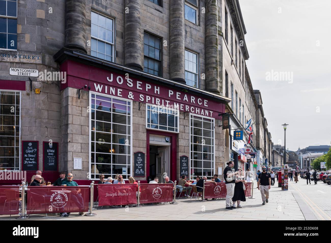 Edinburgh, Schottlands Kulturhauptstadt - Spitze des Leith Walks mit Pubs und Bars. Joseph Pearce Weinhändler. Stockfoto