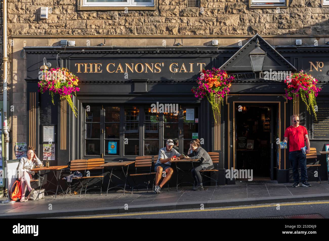 Edinburgh, Schottlands Kulturhauptstadt - The Canons' Gait berühmter Pub am Canongate Stockfoto