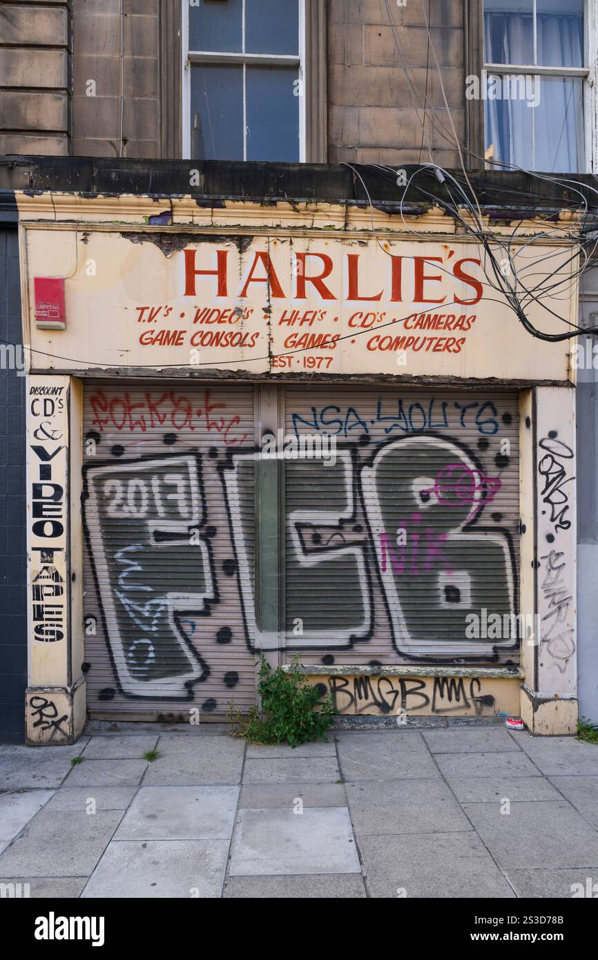 Edinburgh, Schottlands Kulturhauptstadt - oben auf dem Leith Walk gibt es viele kleine interessante Geschäfte. Closed Harlies, Second-Hand-Videos, CDs, Fernseher, Spiele usw. Stockfoto