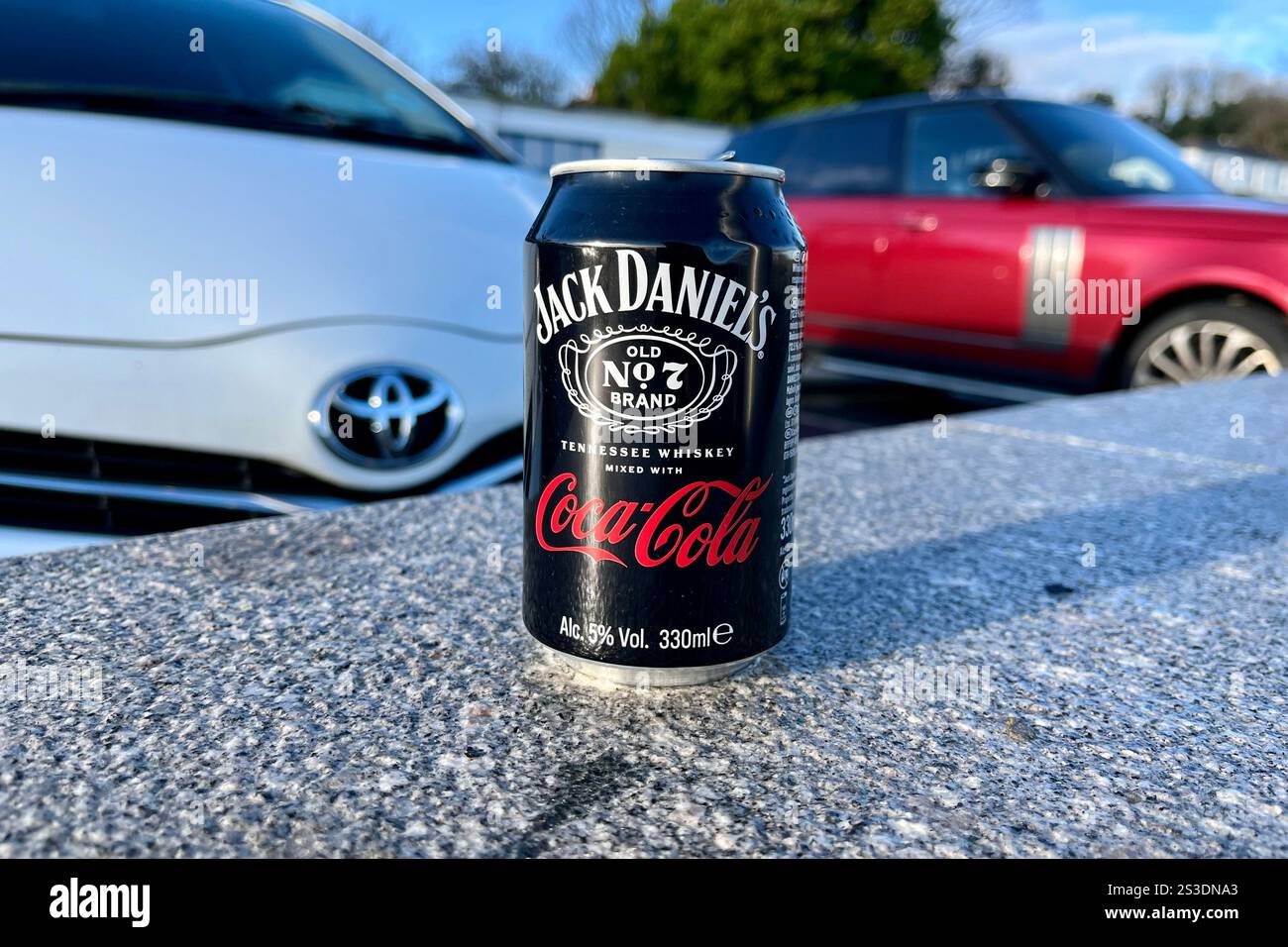 Jack Daniel's Tennessee Whiskey und Coca-Cola 330 ml vorgemischter Dose. - Smartphone-aufgenommenes Stockfoto