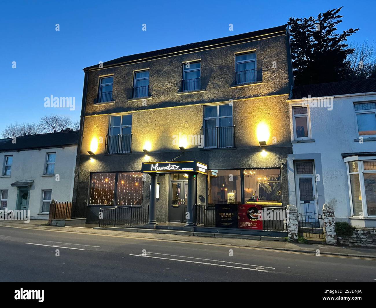 Mumtaz Indian Restaurant in Mumbles, Swansea, Wales, Großbritannien. Januar 2025. - Smartphone-aufgenommenes Stockfoto