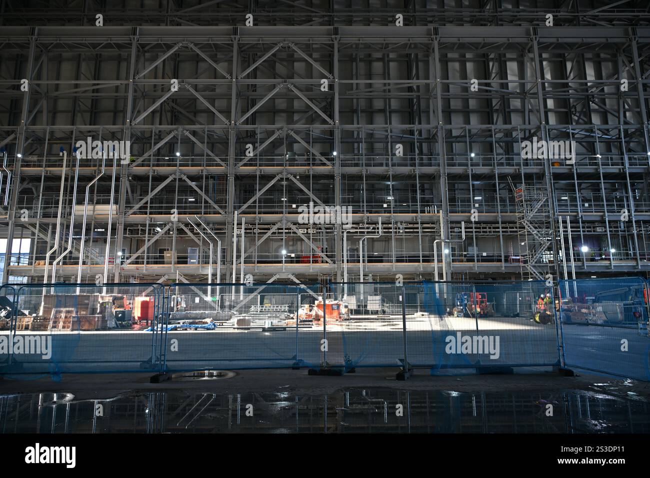 Mitarbeiter in der neuen Schiffsbauhalle Janet Harvey während eines Besuchs der stellvertretenden Premierministerin Angela Rayner bei BAE Systems in Glasgow, um den Plan der Regierung für „Make Work Pay“ zu fördern, der darauf abzielt, Niedriglohnzahlungen, schlechte Arbeitsbedingungen und schlechte Arbeitsplatzsicherheit zu bekämpfen. Bilddatum: Donnerstag, 9. Januar 2025. Stockfoto