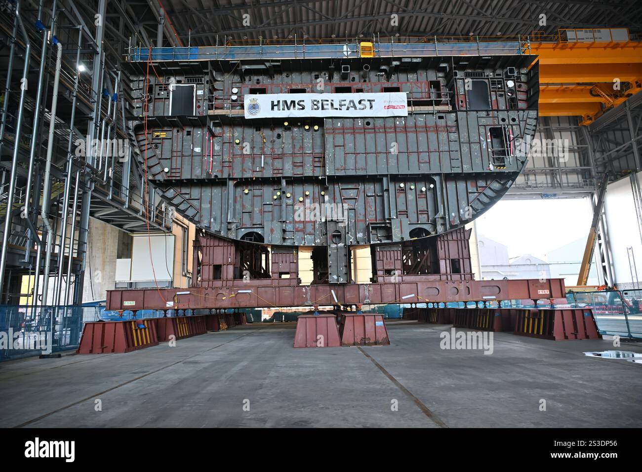 Ein Abschnitt der HMS Belfast in der neuen Schiffsbauhalle Janet Harvey während eines Besuchs der stellvertretenden Premierministerin Angela Rayner bei BAE Systems in Glasgow, um den Plan der Regierung für Make Work Pay zu fördern, der darauf abzielt, Niedriglohnzahlungen, schlechte Arbeitsbedingungen und schlechte Arbeitsplatzsicherheit zu bekämpfen. Bilddatum: Donnerstag, 9. Januar 2025. Stockfoto