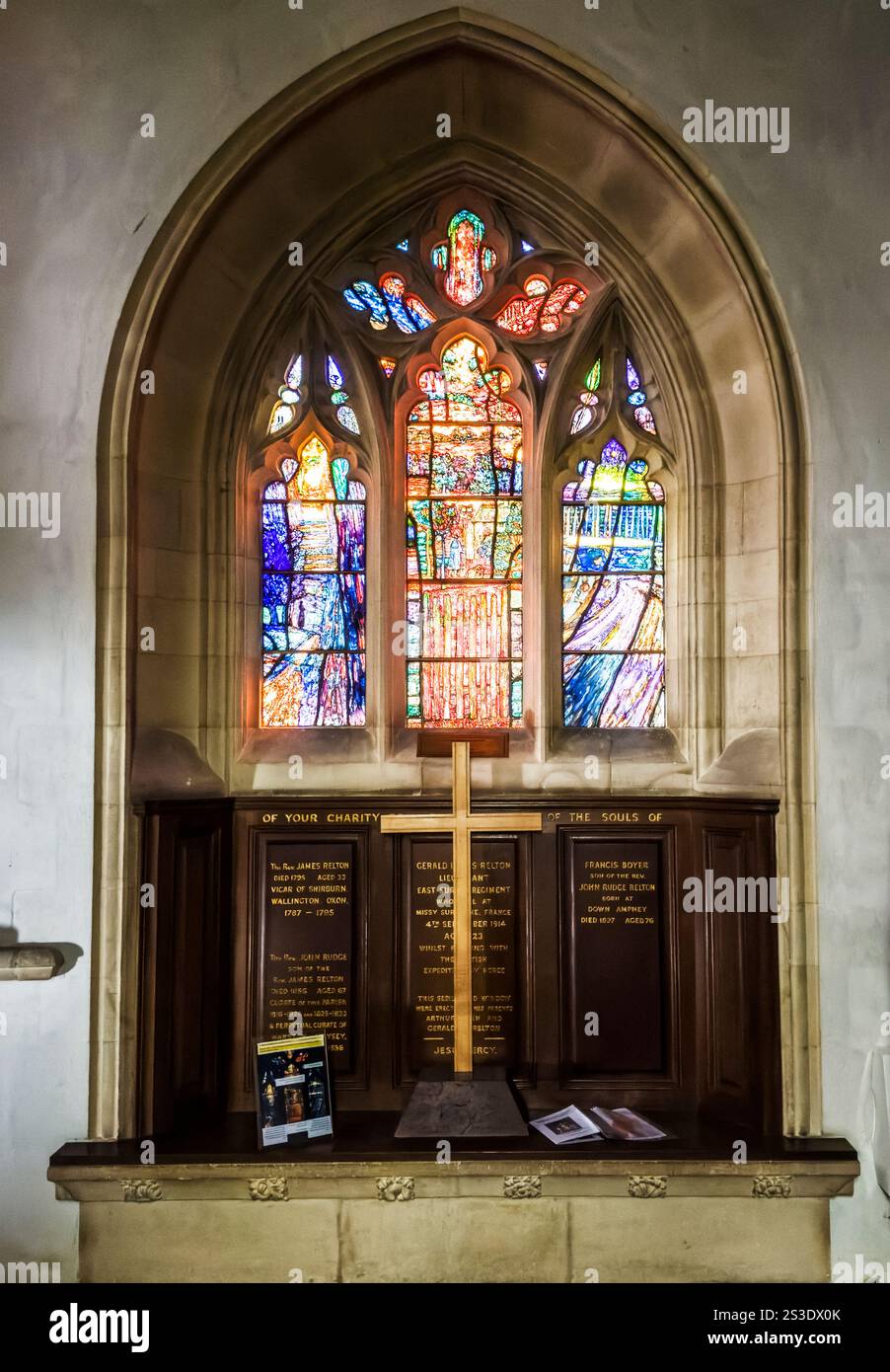 Buntglasfenster zum 150. Geburtstag von Ralph Vaughan Williams in All Saints Church, Down Ampney, Gloucestershire. - Smartphone-aufgenommenes Stockfoto
