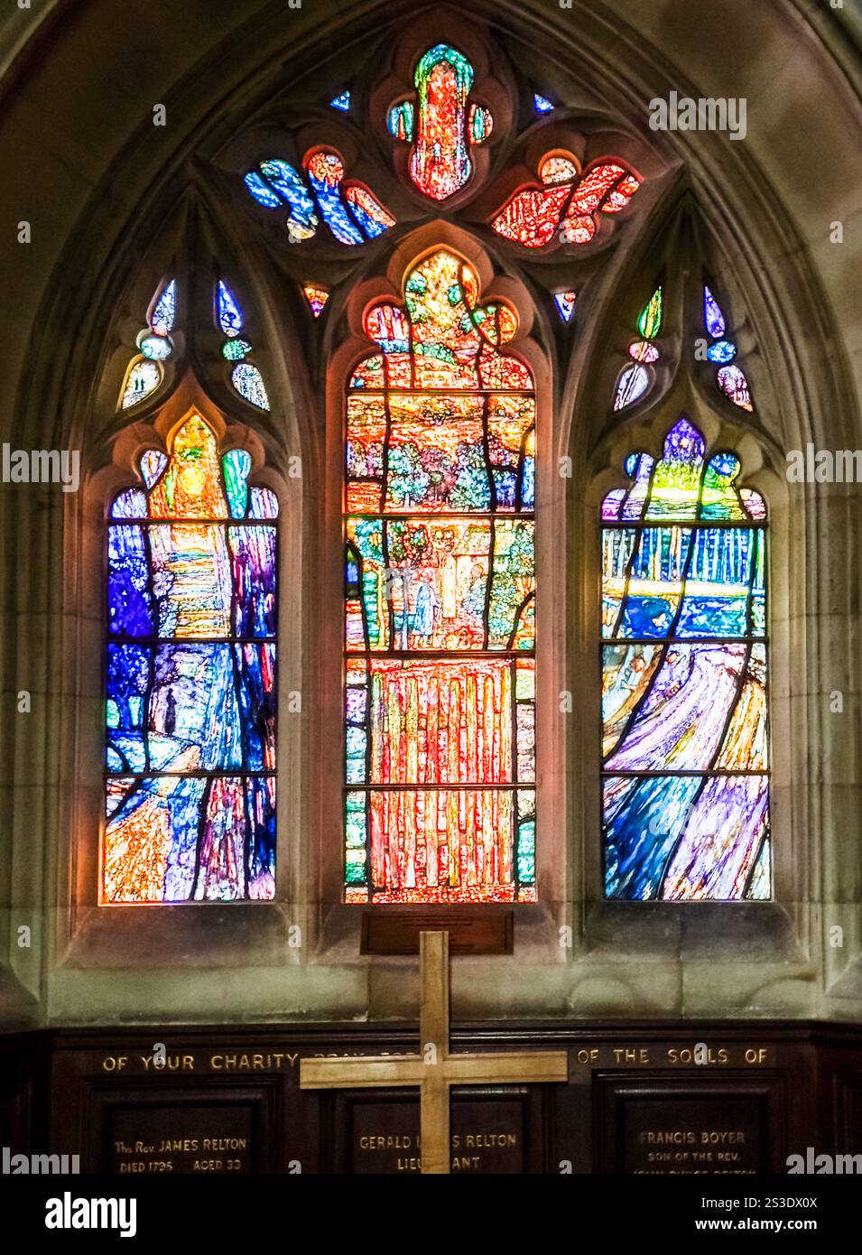Buntglasfenster zum 150. Geburtstag von Ralph Vaughan Williams in All Saints Church, Down Ampney, Gloucestershire. - Smartphone-aufgenommenes Stockfoto