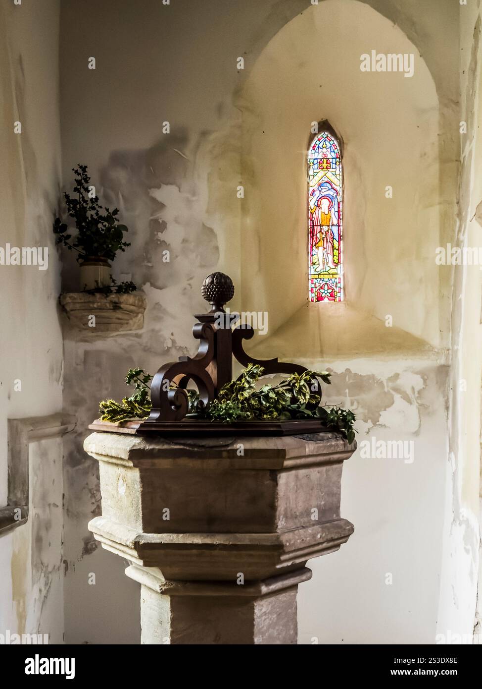 Taufbecken in All Saints Church, Down Ampney, Gloucestershire. - Smartphone-aufgenommenes Stockfoto