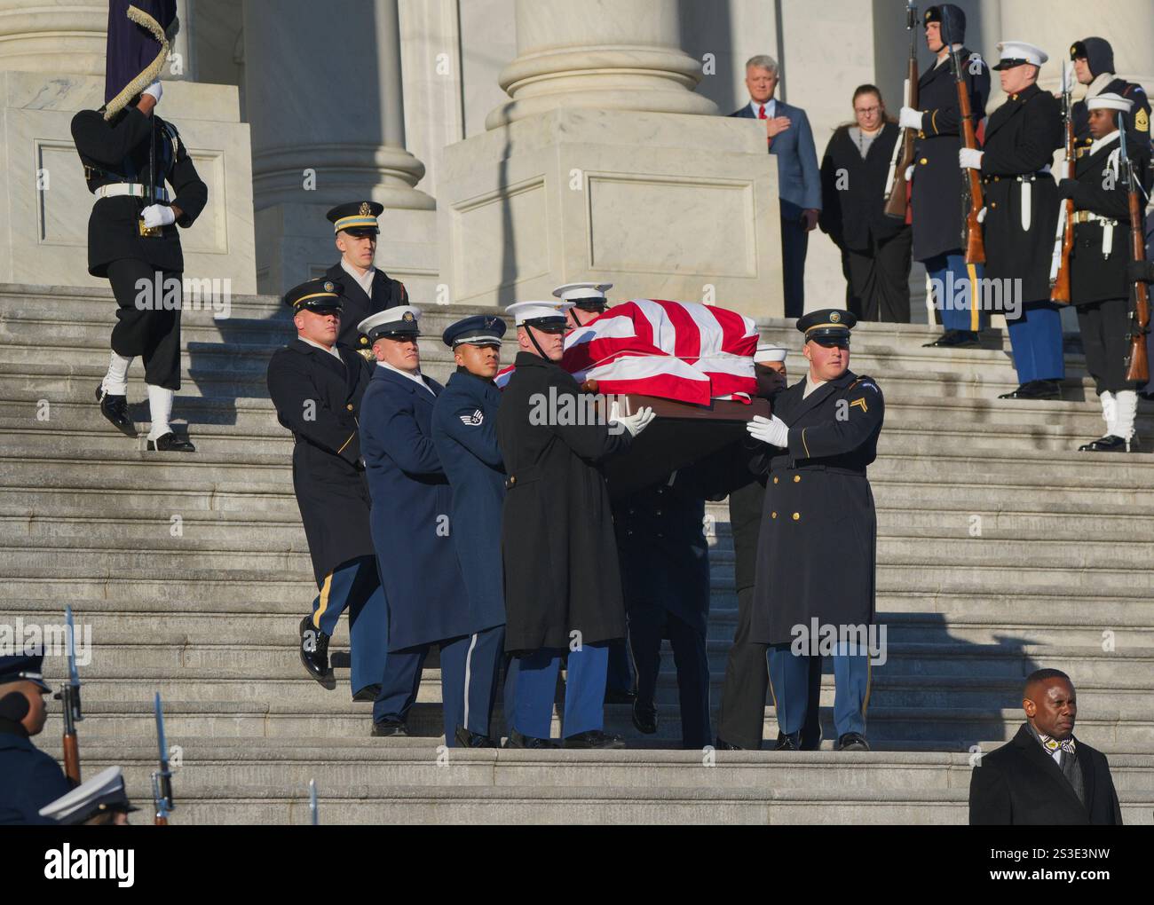 Washington, Usa. Januar 2025. Der mit Fahnen überzogene Sarg des ehemaligen US-Präsidenten Jimmy Carter wird am Donnerstag, den 9. Januar 2025, von einem gemeinsamen Militär-Ehrengarde auf den Stufen des US-Kapitols in Washington D.C. getragen. Carter wird eine staatliche Beerdigung in der Washington National Cathedral erhalten, bevor sein Sarg zur Beerdigung in seinen Heimatstaat Georgia zurückgebracht wird. Poolfoto von Jeenah Moon/UPI Credit: UPI/Alamy Live News Stockfoto