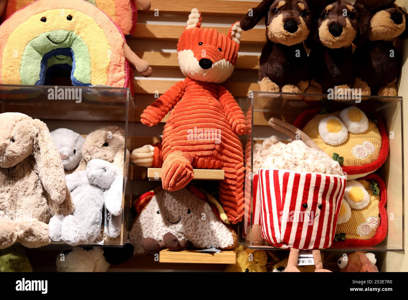 Eine Auswahl an Jellycat-Spielzeug und Teddybären in einem Geschäft in Lewes, East Sussex, Großbritannien. Stockfoto