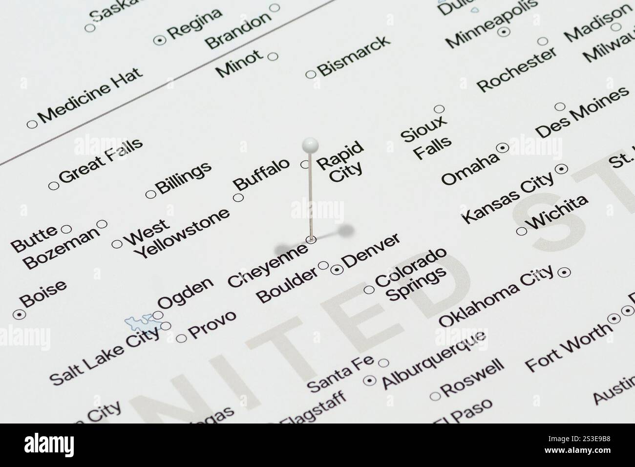 Makrofoto einer weißen Nadel in die politische Karte der Stadt Cheyenne der Vereinigten Staaten von Amerika Stockfoto