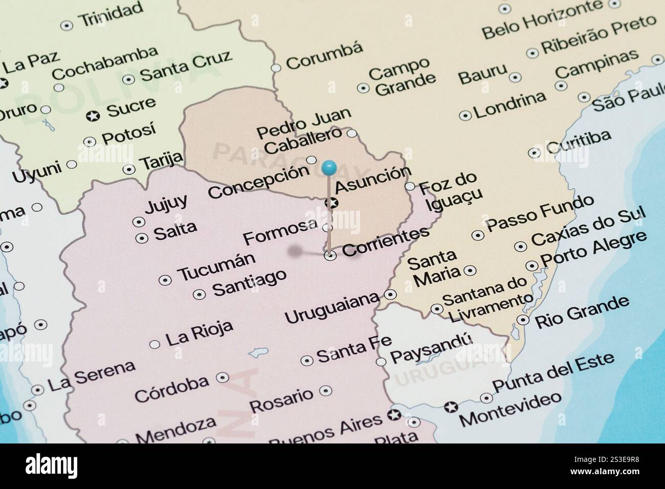 Makrofoto einer hellblauen Nadelnadel in die politische Karte der Stadt Corrientes in Argentinien Stockfoto Makrofoto einer hellblauen Nadelnadel in die politische Karte der Stadt Corrientes in Argentinien Stockfoto