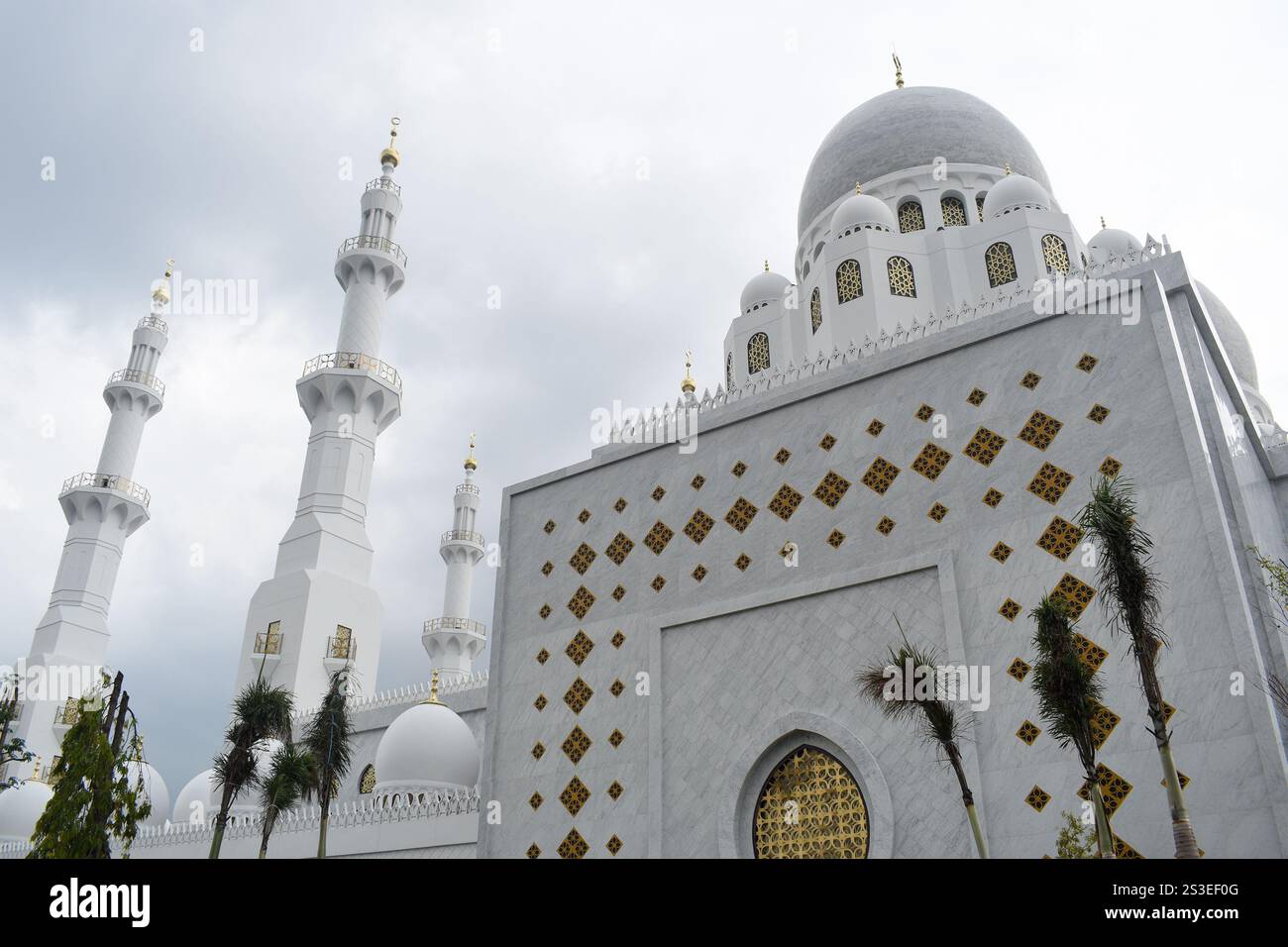 Eine Seite der Scheich-Zayed-Moschee in Surakarta, Indonesien Stockfoto