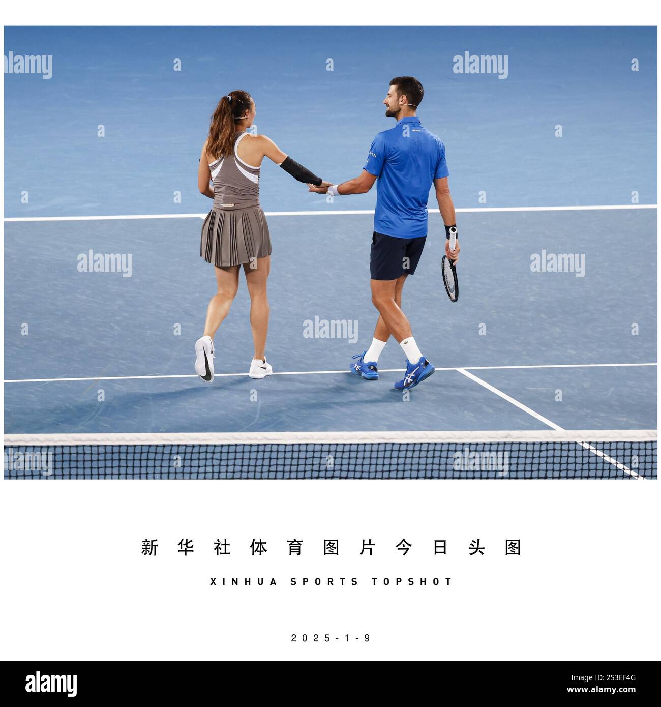 Peking, Australien. Januar 2025. Novak Djokovic (R) aus Serbien und Zheng Qinwen aus China reagieren während des Benefiz-Tennis-Events „A Night with Novak“ gegen Andy Murray aus Großbritannien und Victoria Azarenka aus Weißrussland am 9. Januar 2025 in Melbourne, Australien. Quelle: Chu Chen/Xinhua/Alamy Live News Stockfoto
