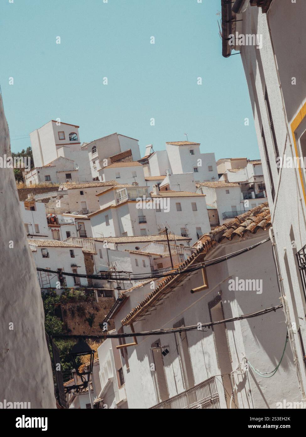 Malerische weiße Fassaden säumen die Straßen von Setenil de las Bodegas, einem malerischen Dorf in Andalusien, Spanien. Stockfoto