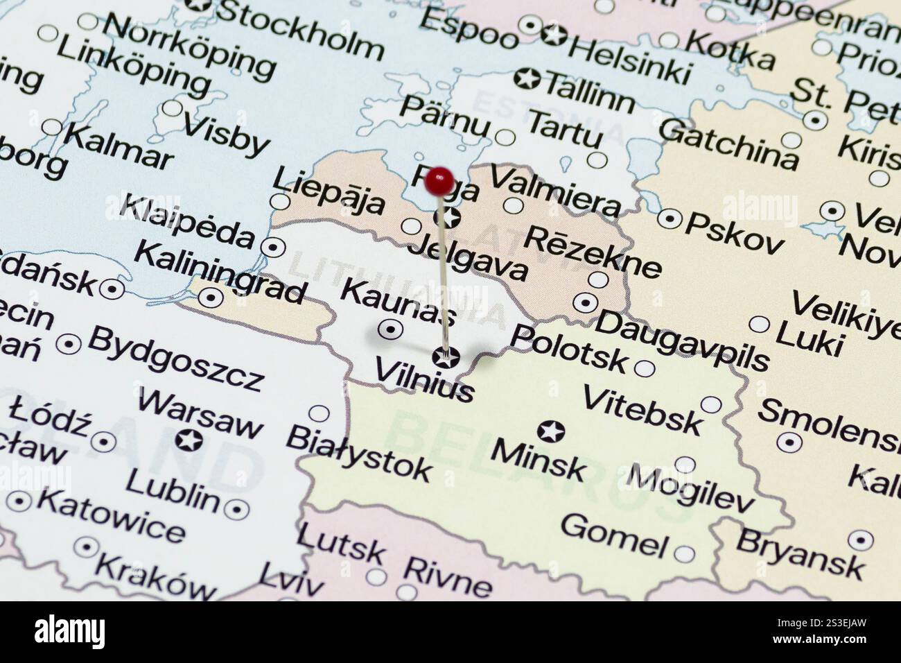 Makrofoto einer roten Nadel in die politische Karte der Stadt Vilnius in Litauen Stockfoto