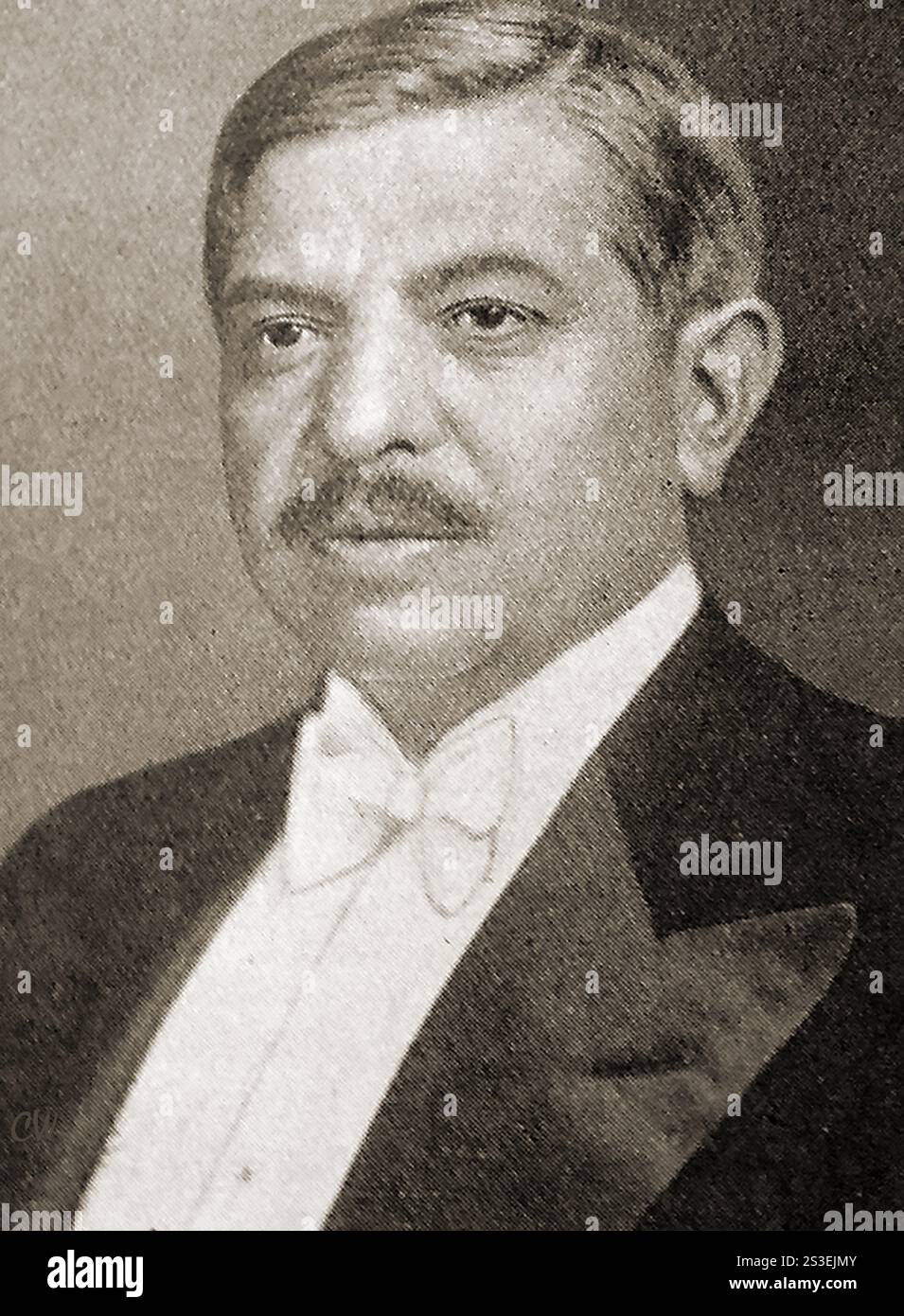 Ein Porträt des französischen Politikers und ehemaligen französischen Premierministers Pierre Laval aus den 1940er Jahren. Pierre Jean Marie Laval (1883–1945). Obwohl er ausgezeichnet war, wurde er nach dem Krieg als Kollaborateur verurteilt und wegen Hochverrats hingerichtet – Portrait des années 1940 de l’homme politique francais et ancien Premier Ministry de la France, Pierre Laval. Pierre Jean Marie Laval (1883–1945). Bien que distingué, il fut jugé après la guerre, en tant que collaborateur et exécuté pour trahison -- Stockfoto