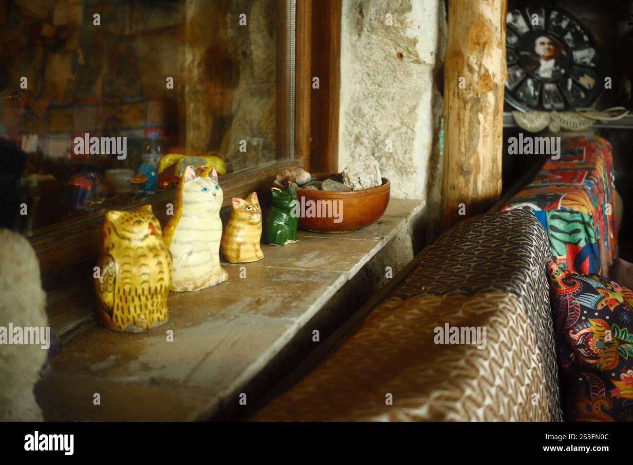 Göreme, Kappadokien, Türkei - 24. November 2024: Eine Sammlung von bunten Keramikkatzenfiguren auf einer Fensterbank Stockfoto