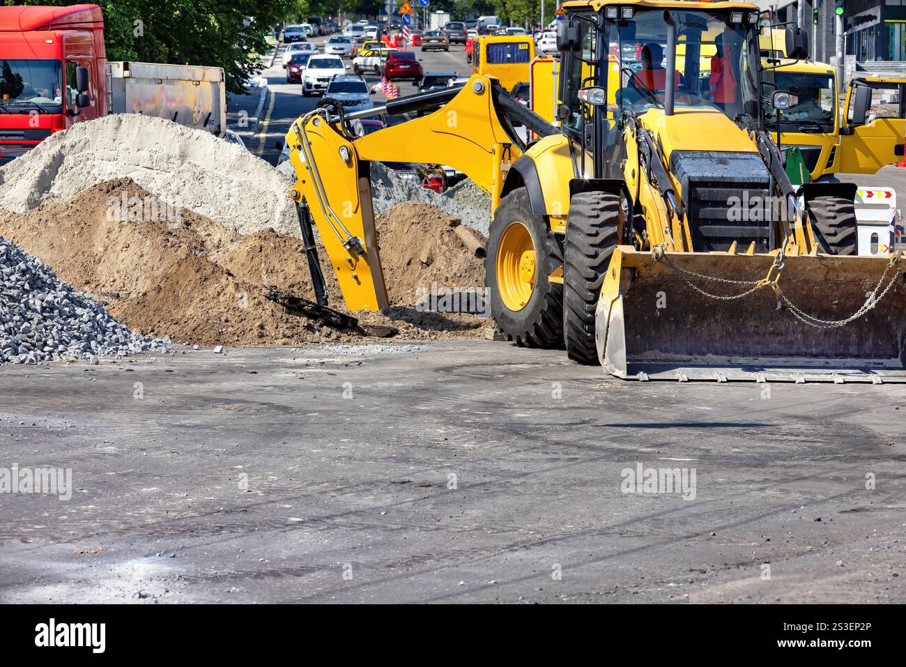 Baumaschinen im Einsatz, die die städtische Landschaft unter starkem Verkehr verändern. Kopierbereich. Stockfoto