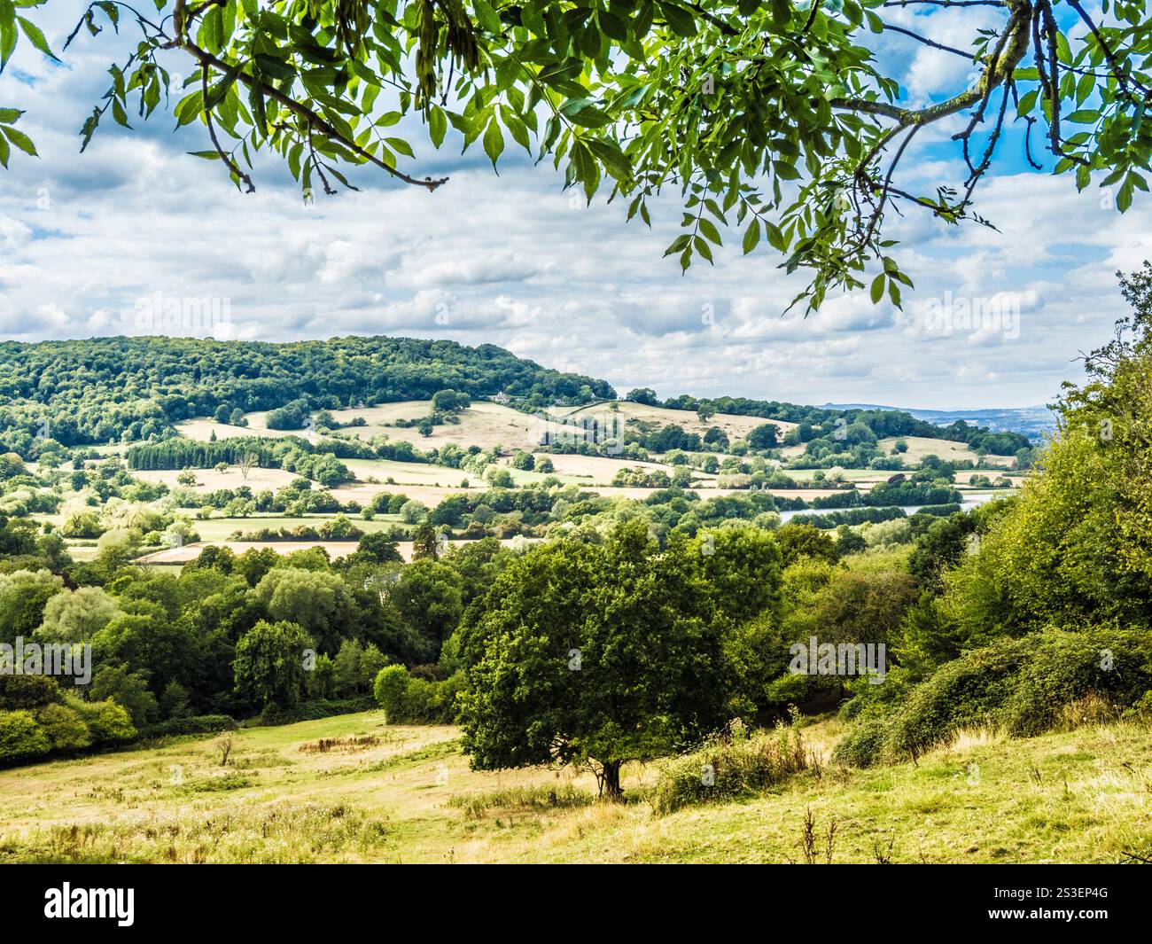 Der Blick vom Cotswold Way über Great Witcombe in der Nähe von Birdlip, Gloucestershire. Stockfoto
