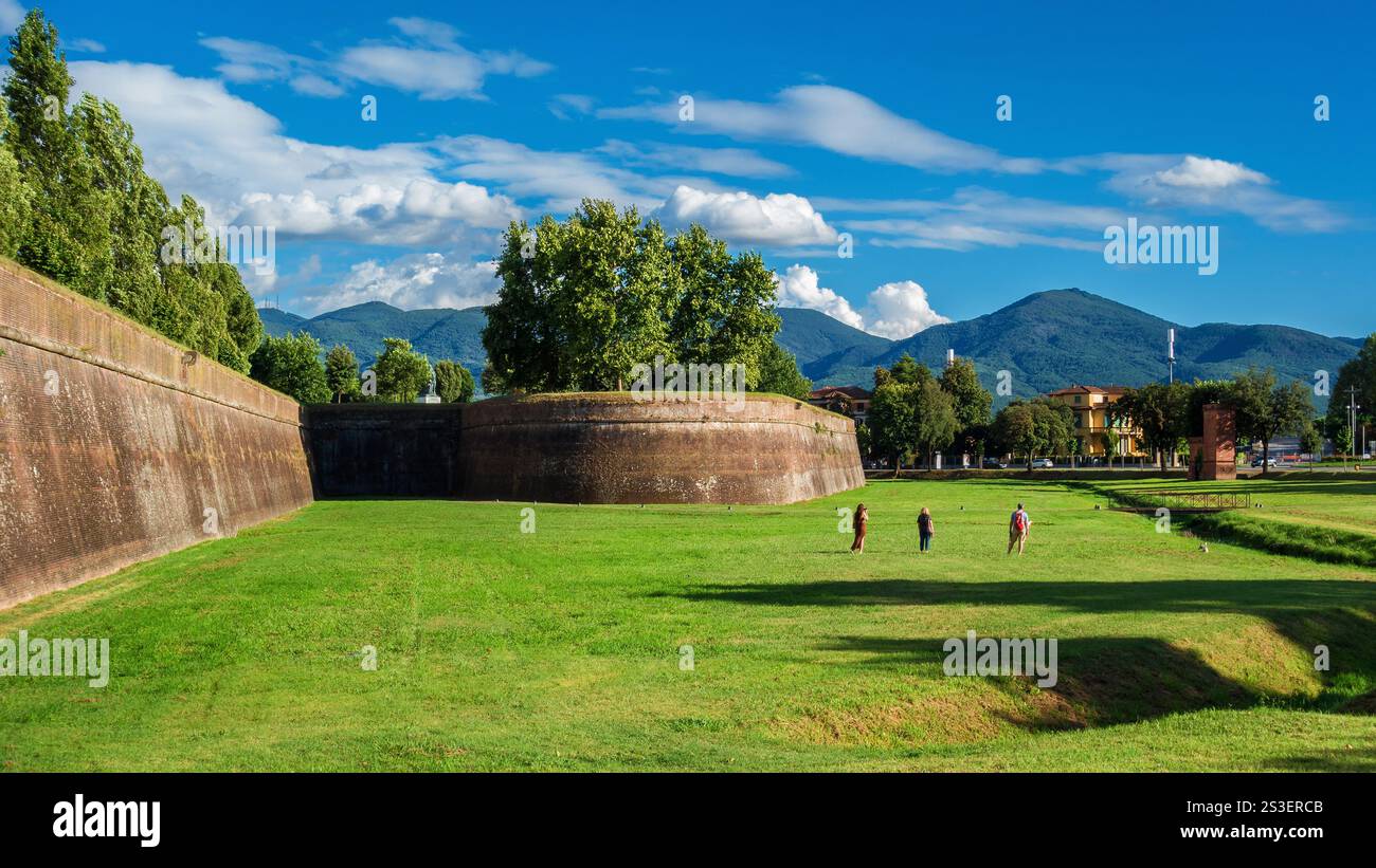 Grüne Stadt. Lucca schöne alte Mauern öffentlicher Park Stockfoto