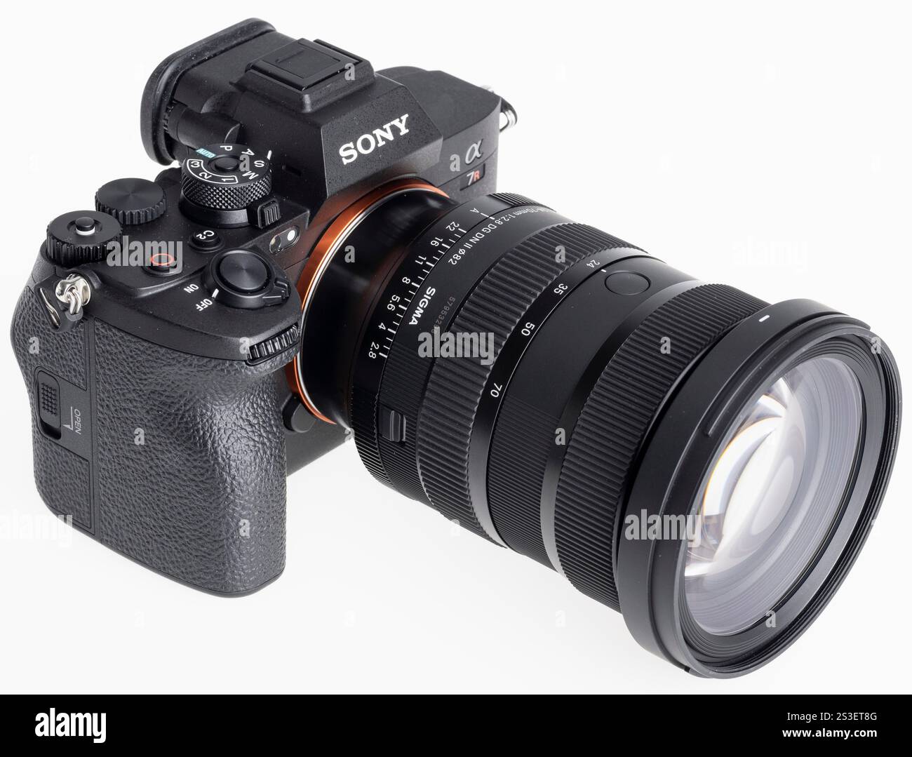 Sigma 70 mm 1:2,8 DG DN ART Objektiv, montiert auf dem Sony A7RV Kameragehäuse Stockfoto