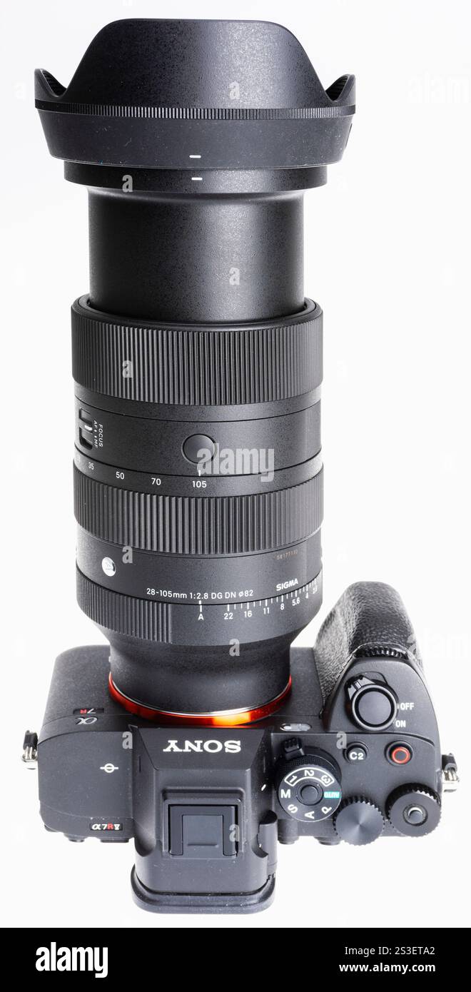 Sigma 28–105 mm 1:2,8 DG DN ART mit schnellem Zoom in das Sony A7RV Kameragehäuse integriert Stockfoto