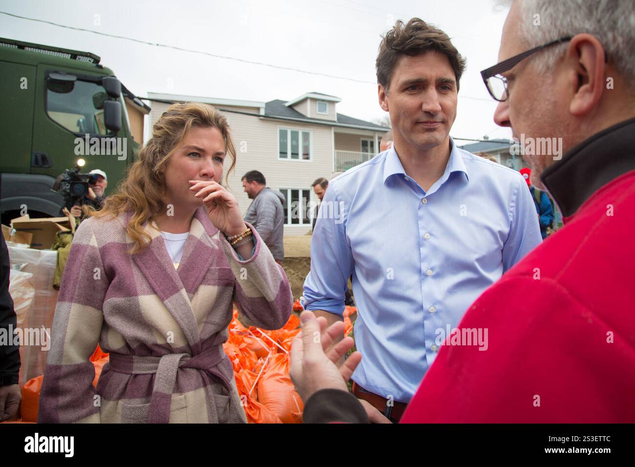 Justin Trudeau und Sophie Grégoire treffen sich mit Mitarbeitern der kanadischen Streitkräfte während der Hilfsmaßnahmen Stockfoto