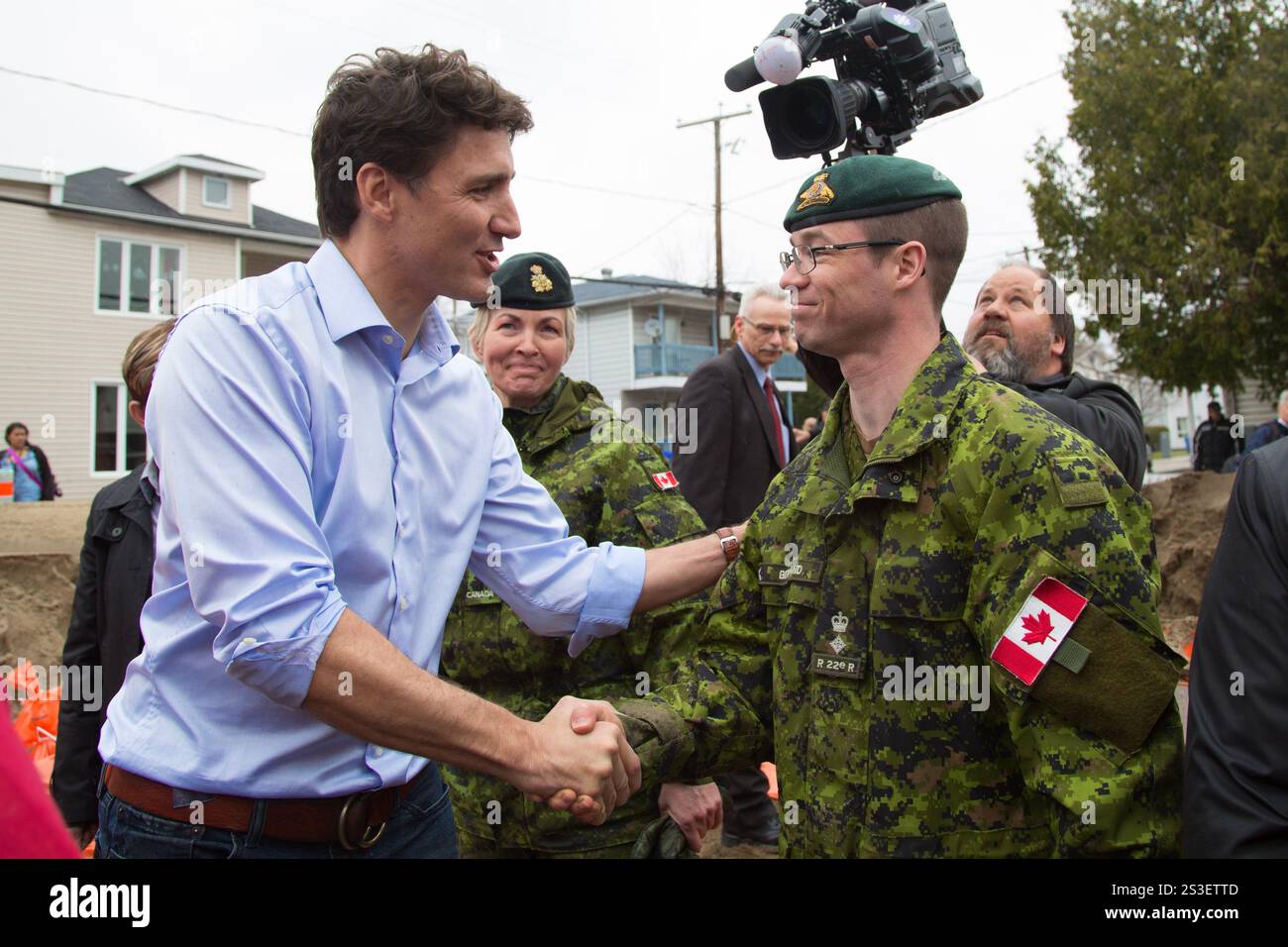 Justin Trudeau traf sich mit Mitarbeitern der kanadischen Streitkräfte während der Hilfsorganisation Stockfoto
