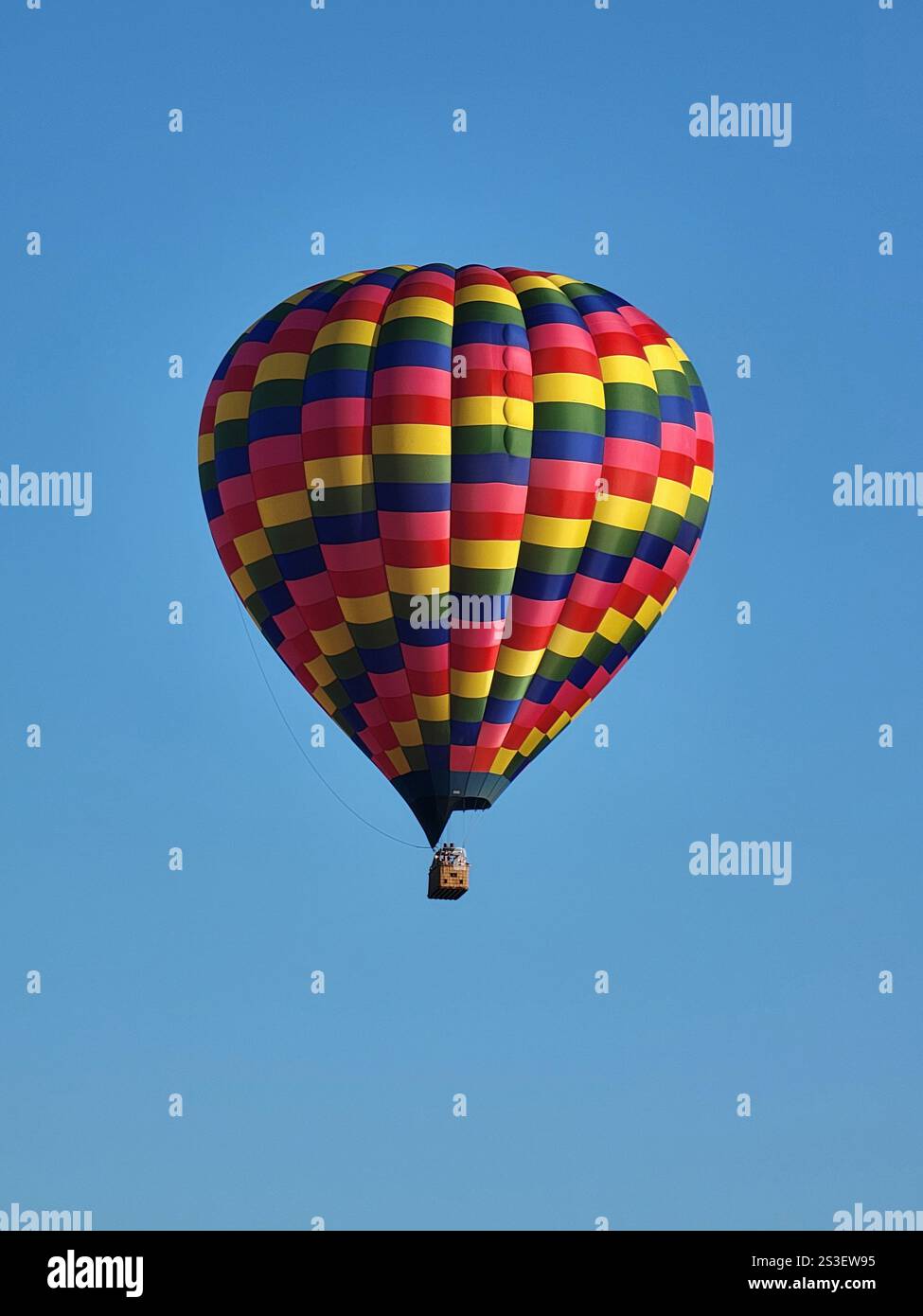 Nahaufnahme eines Heißluftballons im Flug Stockfoto