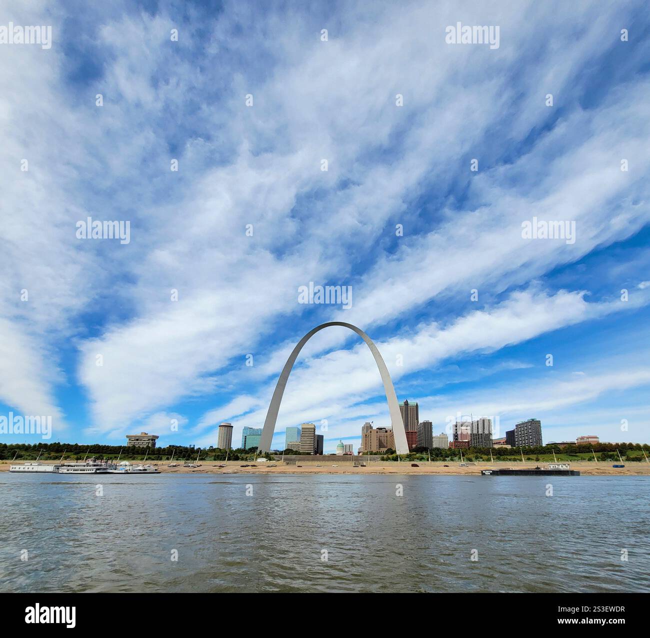 St. Louis aus dem Mississippi River, Missouri. Der Gateway Arch dominiert die Skyline der Stadt. Stockfoto