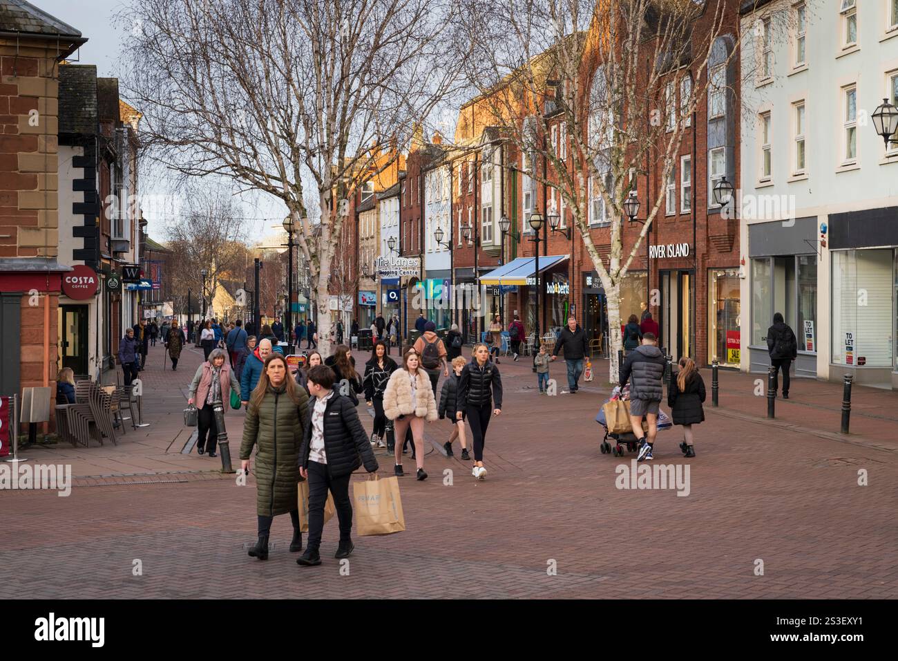 Carlisle, Cumbria, Stadt im Nordwesten Englands. Scotch Street verkehrsfreie Fußgängerzone. Stockfoto