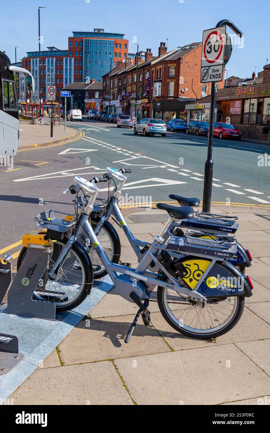 Elektrofahrräder, die von Beryl im Stadtzentrum von Leeds, West Yorkshire, England, Großbritannien im Rahmen eines im September 2023 eingeführten Programms betrieben werden. Stockfoto