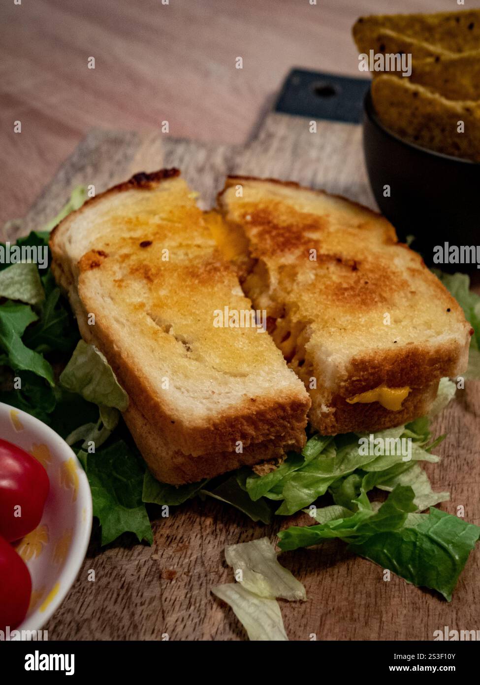 Gegrilltes Käsesandwich auf dem Tisch vor dem Abendessen Stockfoto