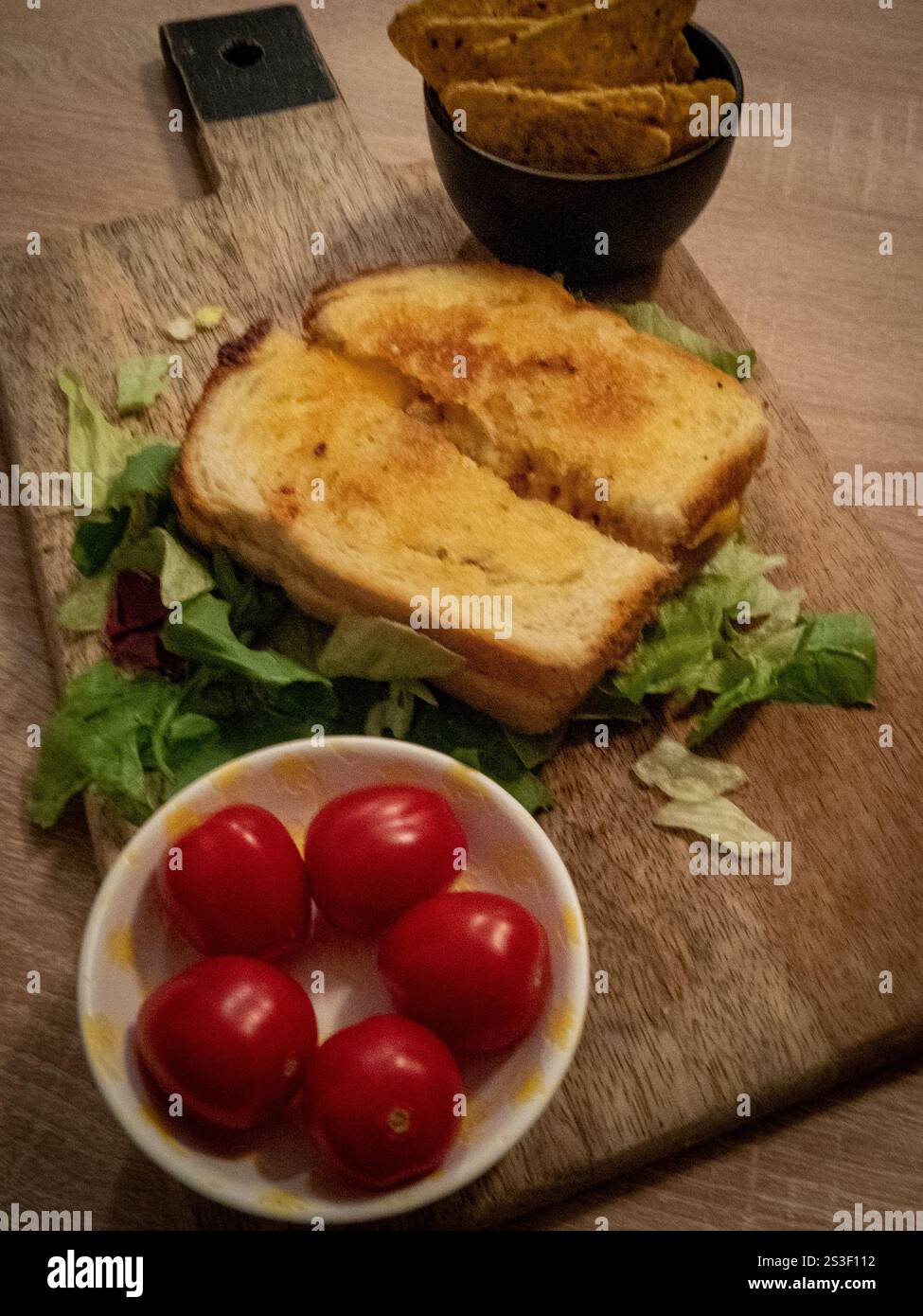 Gegrilltes Käsesandwich auf dem Tisch vor dem Abendessen Stockfoto