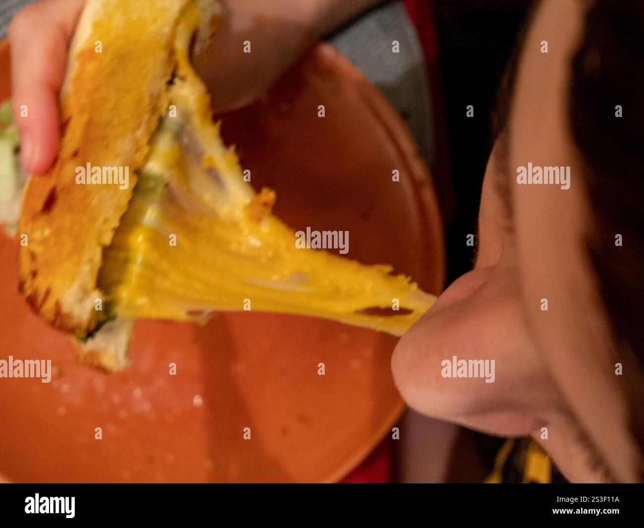 Gegrilltes Käsesandwich auf dem Tisch vor dem Abendessen Stockfoto