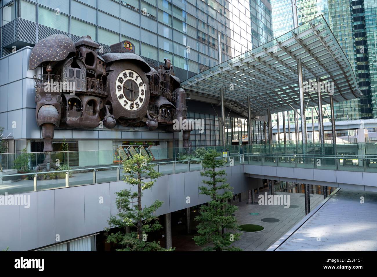 NTV Big Clock am Nittele Tower in Tokio, Japan. Es handelt sich um eine große Uhr und Skulptur, die von Hayao Miyazaki entworfen wurde und außerhalb des Nittele-Turms installiert wurde. Stockfoto