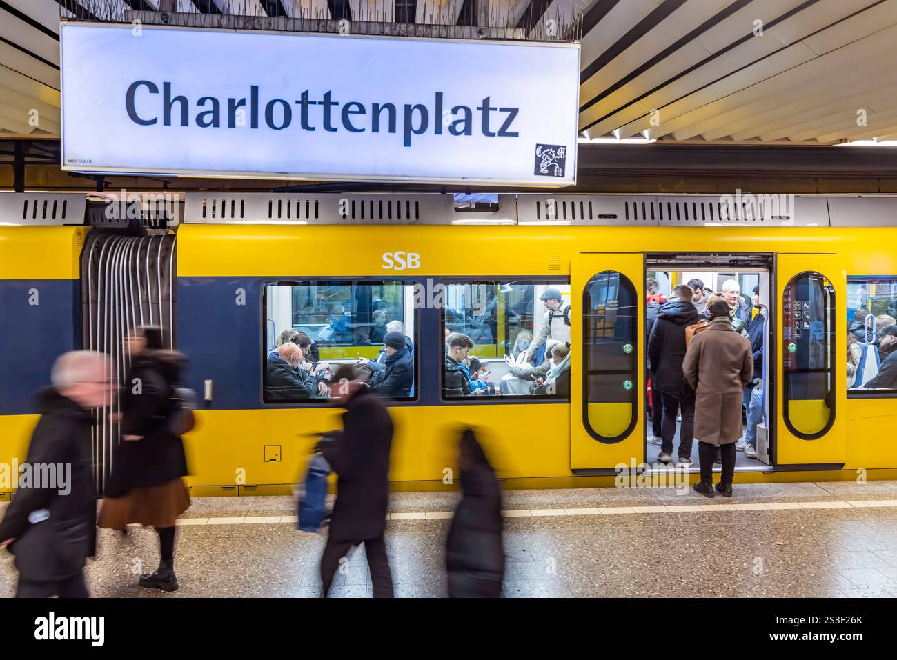 Stadtbahn Haltestelle Charlottenplatz, Stuttgarter Straßenbahnen AG, SSB. // 20.12.2024: Stuttgart, Baden-Württemberg, Deutschland, Europa *** Charlot Stockfoto