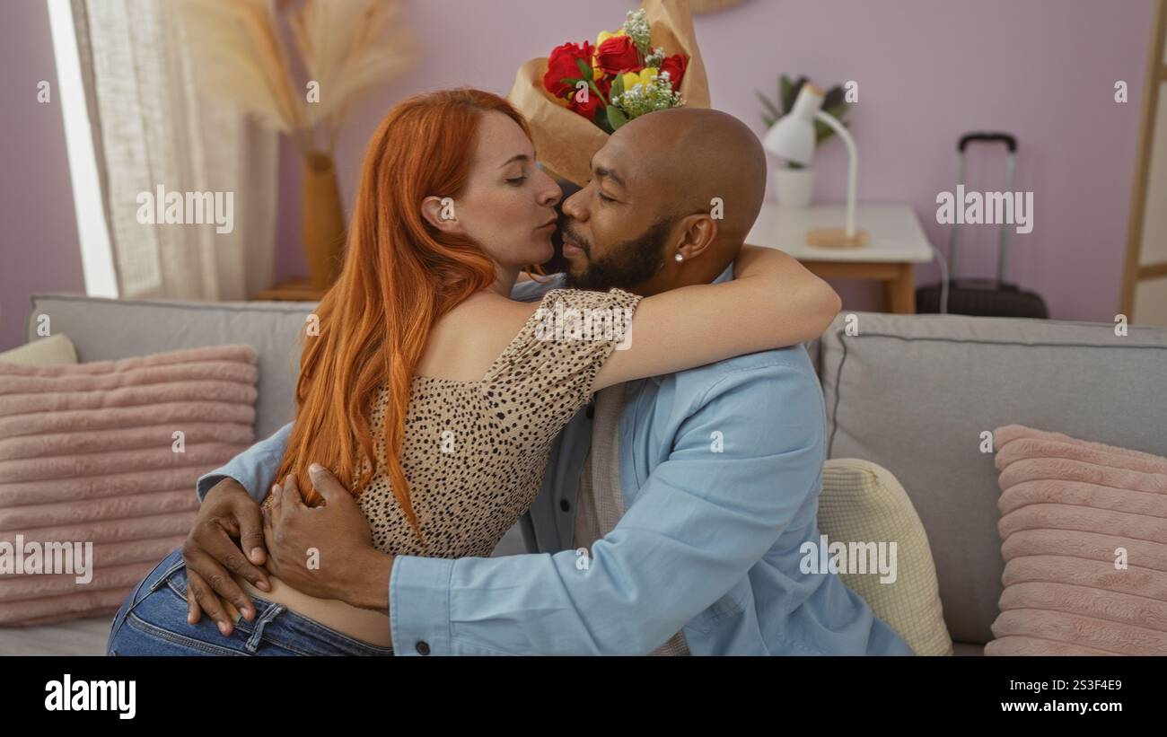 Paare, die sich auf einer Couch in einem gemütlichen Wohnzimmer umarmen, der Mann und die Frau teilen einen zarten Moment zusammen in ihrem Zuhause, umgeben von sanfter Einrichtung und einem bo Stockfoto