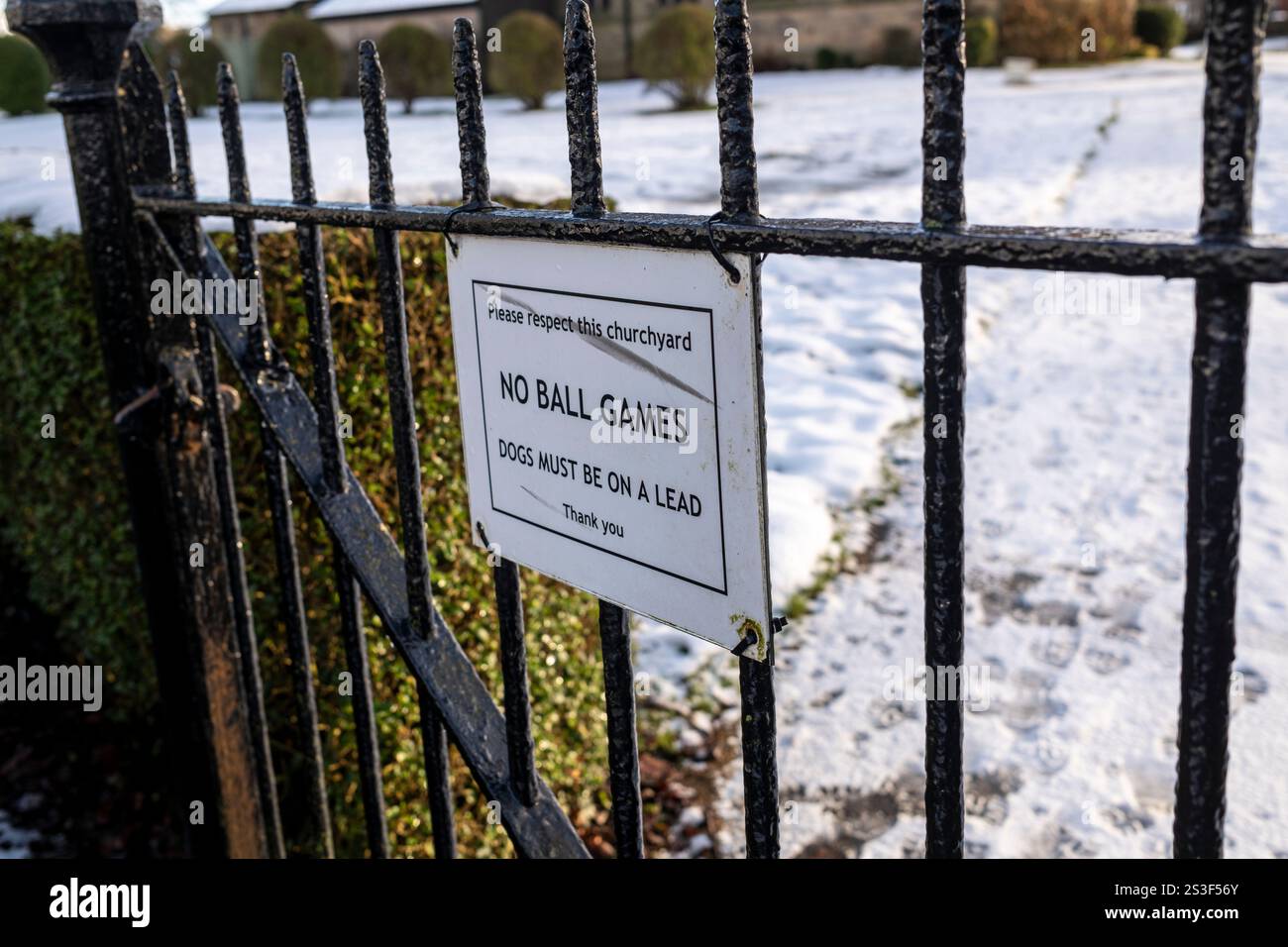 Keine Ballspiele und Hund dürfen an einem Kirchentor auf dem Lead-Schild gehalten werden Stockfoto