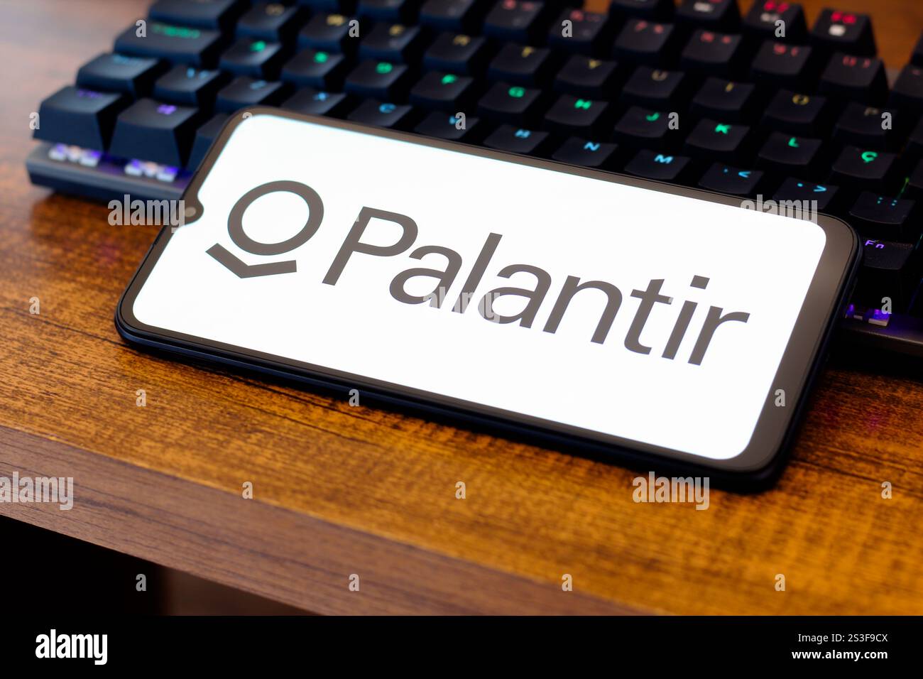 Kanada. Januar 2025. In dieser Abbildung wird das Palantir Technologies Logo auf einem Smartphone-Bildschirm neben einer Tastatur angezeigt. (Foto von Thomas Fuller/SOPA Images/SIPA USA) *** ausschließlich für redaktionelle Nachrichten *** Credit: SIPA USA/Alamy Live News Stockfoto