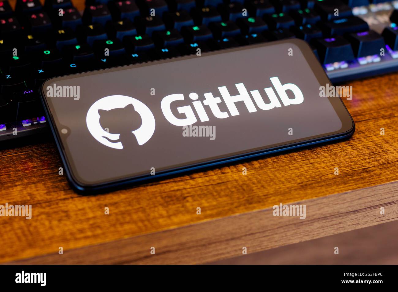 Kanada. Januar 2025. In dieser Abbildung wird das GitHub-Logo auf einem Smartphone-Bildschirm neben einer Tastatur angezeigt. (Credit Image: © Thomas Fuller/SOPA Images via ZUMA Press Wire) NUR REDAKTIONELLE VERWENDUNG! Nicht für kommerzielle ZWECKE! Stockfoto