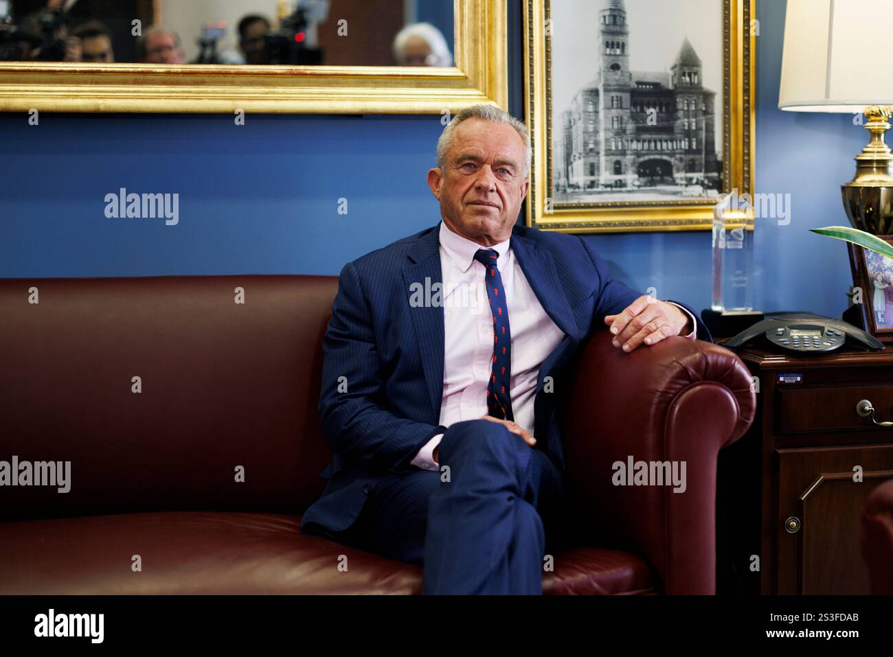 Washington, Usa. Januar 2025. Robert F. Kennedy Jr, der designierte Präsident Donald Trumps, Minister für Gesundheit und menschliche Dienste zu werden, trifft sich am Donnerstag, den 9. Januar 2025 im Hart Senate Office Building in Washington DC mit Senator John Cornyn (R-TX) (nicht abgebildet). (Foto: Aaron Schwartz/SIPA USA) Credit: SIPA USA/Alamy Live News Stockfoto