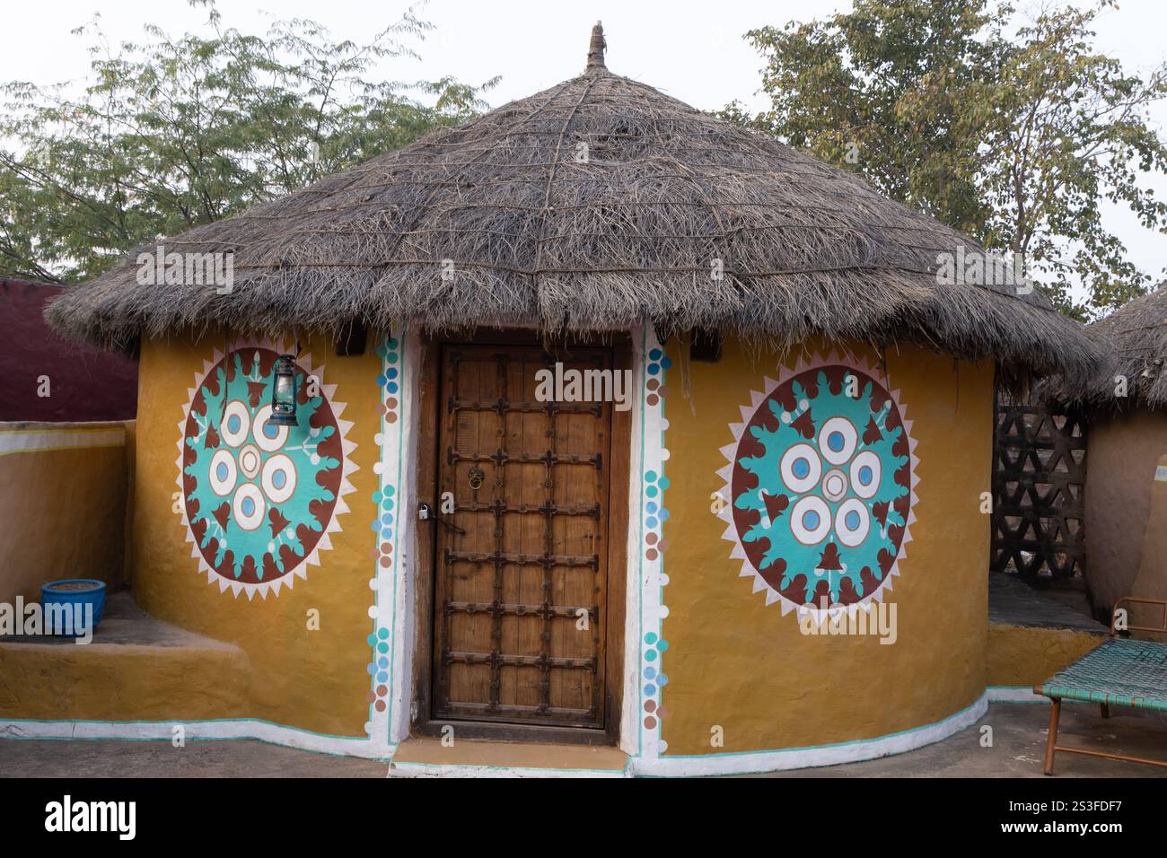 Ein traditionelles strohgedecktes Lehmhaus in einem Dorfresort im Dorf Bishnoi (Jodhpur, Rajasthan) Stockfoto