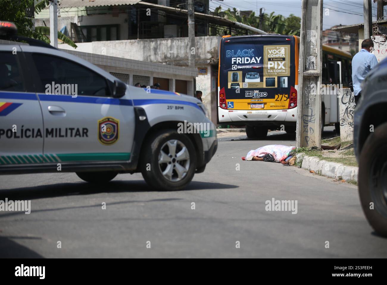 PE - RECIFE - 01/09/2025 - RECIFE, MANN, DER AM BUS HÄNGT, STIRBT NACH KOLLISION MIT DEM POL - Ein 22-jähriger Mann starb, nachdem er von einem Pol getroffen wurde, während er an einem Bus mit öffentlichen Verkehrsmitteln im Stadtteil Zumbi auf der Route Recife-Jaboatao dos Guararapes (PE) hängt. Das tödliche Opfer lebte in der Nähe des Tatorts. Einige Anwohner verwüsteten den Bus und der Busfahrer floh vom Tatort. Das Gebiet wurde zusammen mit der Leiche, die zur IML gebracht wurde, einer Sachverständigenuntersuchung unterzogen. Foto: Marlon Costa/AGIF (Foto: Marlon Costa/AGIF/SIPA USA) Stockfoto