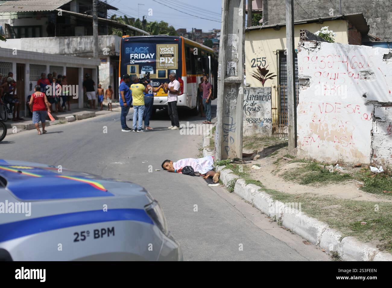 PE - RECIFE - 01/09/2025 - RECIFE, MANN, DER AM BUS HÄNGT, STIRBT NACH KOLLISION MIT DEM POL - Ein 22-jähriger Mann starb, nachdem er von einem Pol getroffen wurde, während er an einem Bus mit öffentlichen Verkehrsmitteln im Stadtteil Zumbi auf der Route Recife-Jaboatao dos Guararapes (PE) hängt. Das tödliche Opfer lebte in der Nähe des Tatorts. Einige Anwohner verwüsteten den Bus und der Busfahrer floh vom Tatort. Das Gebiet wurde zusammen mit der Leiche, die zur IML gebracht wurde, einer Sachverständigenuntersuchung unterzogen. Foto: Marlon Costa/AGIF (Foto: Marlon Costa/AGIF/SIPA USA) Stockfoto