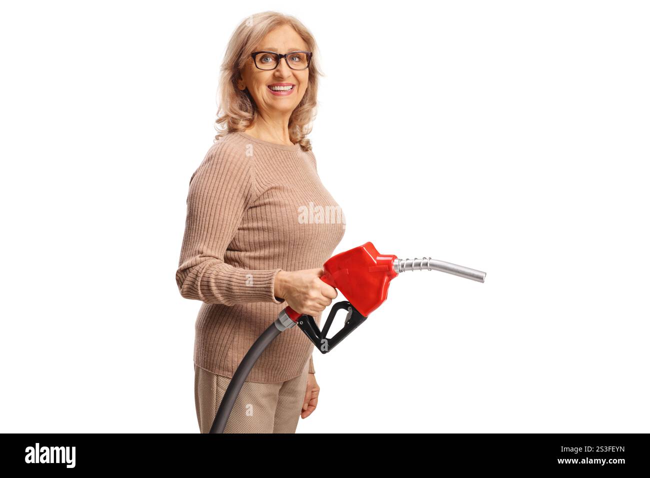 Lächelnde Frau, die eine Tankpistole auf weißem Hintergrund hält Stockfoto