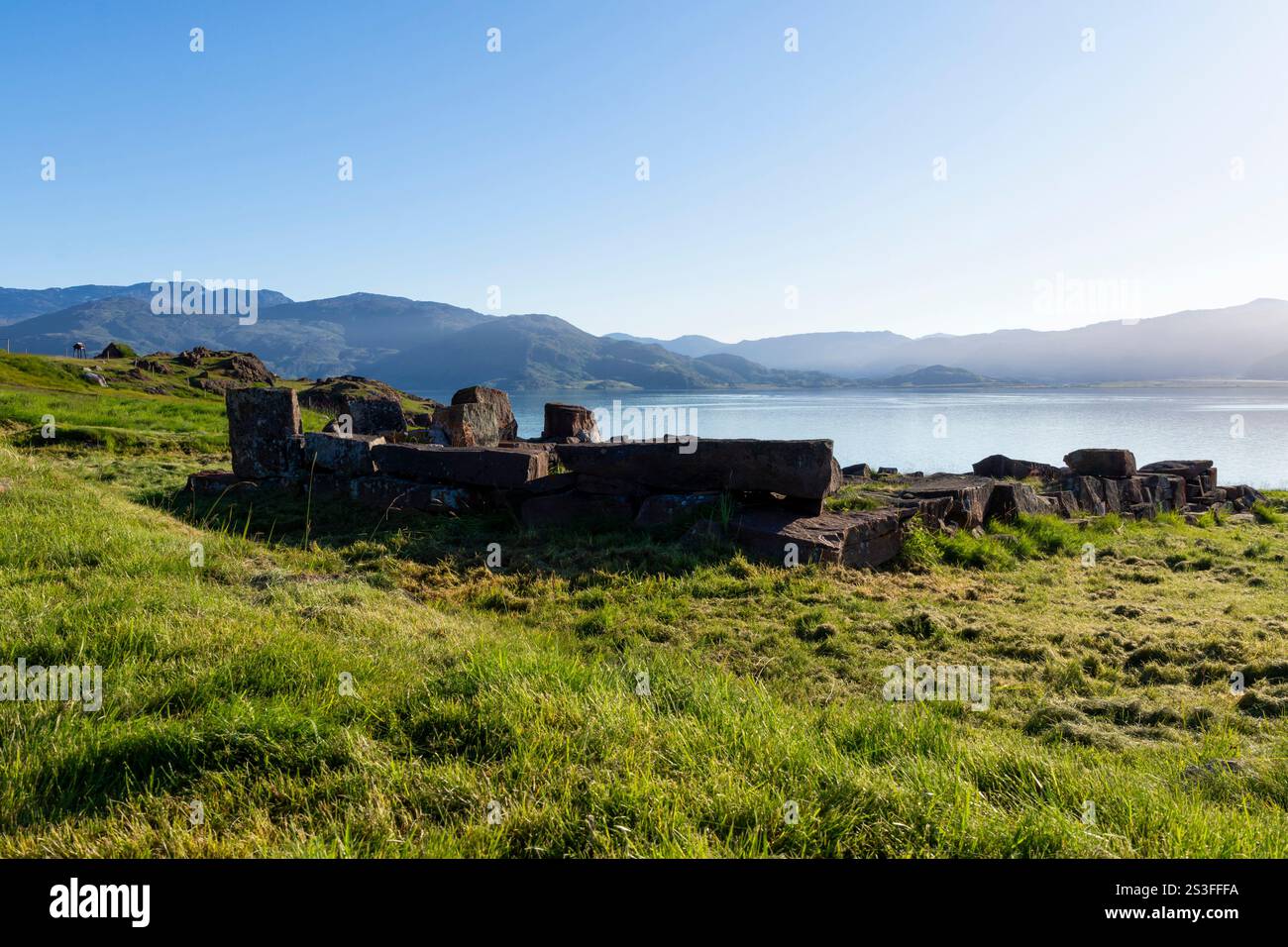 Landschaft des Standorts der Ruinen von Erik dem Roten mit Tunulliarfik Fjord. Qassiarsuk, Brattahlíð, Südgrönland, Dänemark Stockfoto