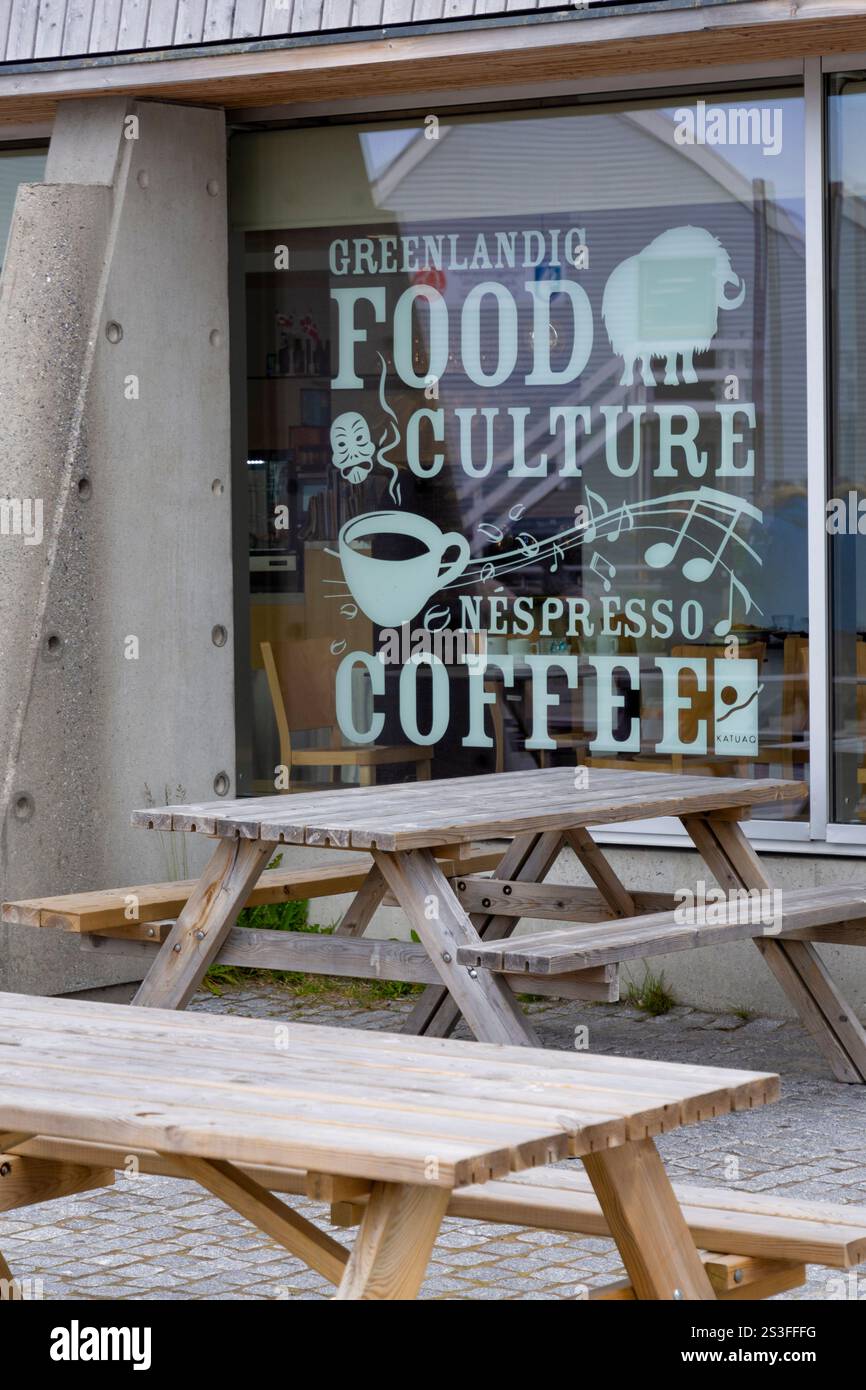 Holzbänke und -Tische stehen vor dem Fenster des Cafés in Nuuks Kulturzentrum Katuaq. Nuuk, Grönland, Dänemark, Nordamerika Stockfoto