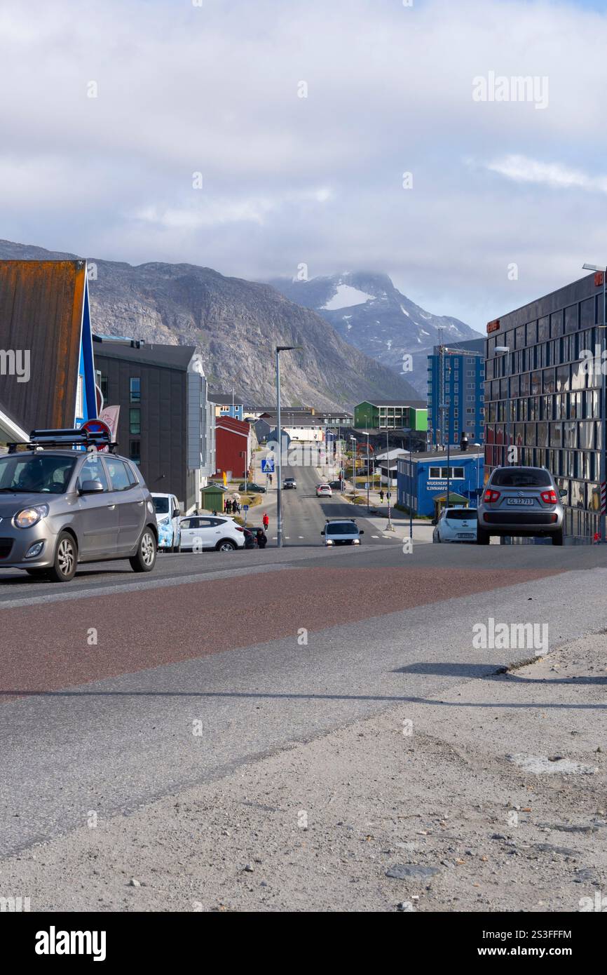 Blick auf Aqqusinersuaq, die Hauptstraße der grönländischen Hauptstadt Nuuk mit Bergen im Hintergrund. Nuuk, Sermersooq, Grönland, Dänemark Stockfoto